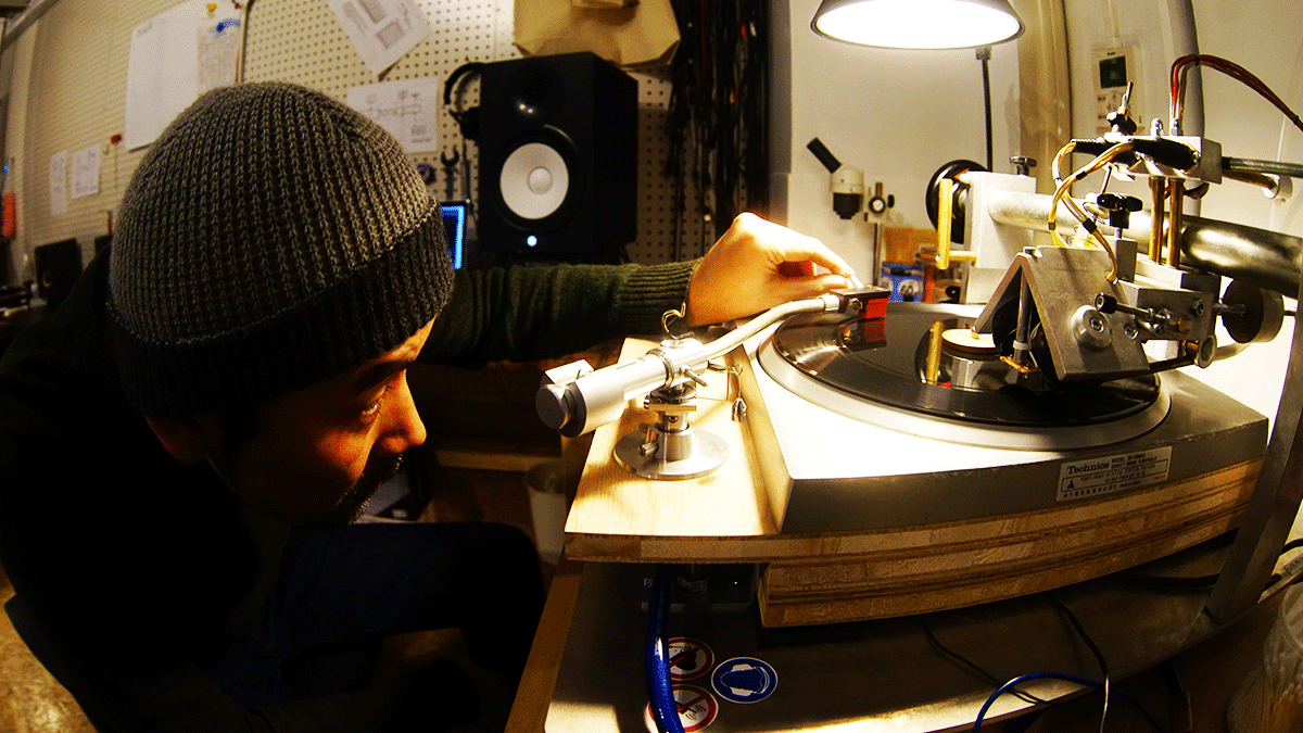 ダブプレートカッティングを行うCUT&REC